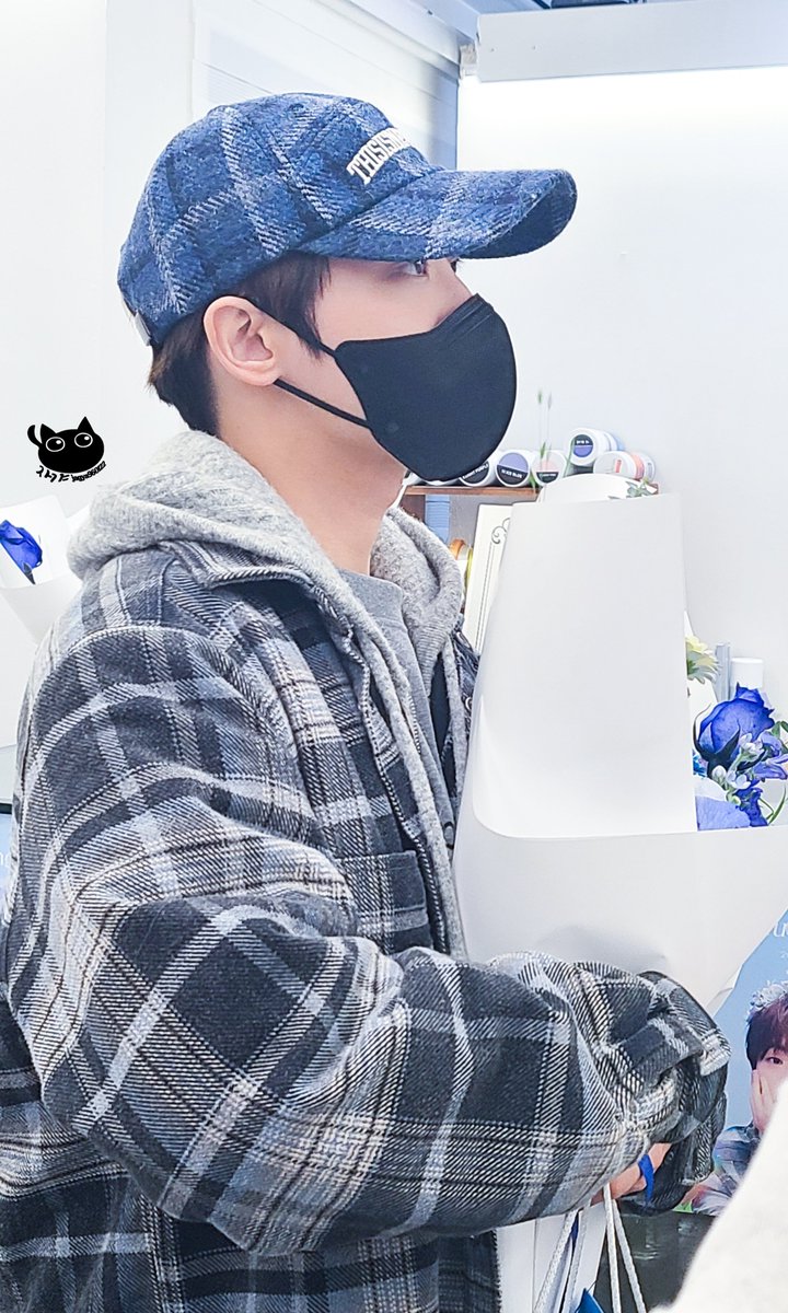 오랜만에 보는 너는 여전히 예쁘더라...
생일 축하해 줄 수 있어서 기뻤어😊
태빈아, 태어나줘서 감사해💙

#이태빈 #생일축하해태빈아 #LeeTaevin #HBDLeeTaevin