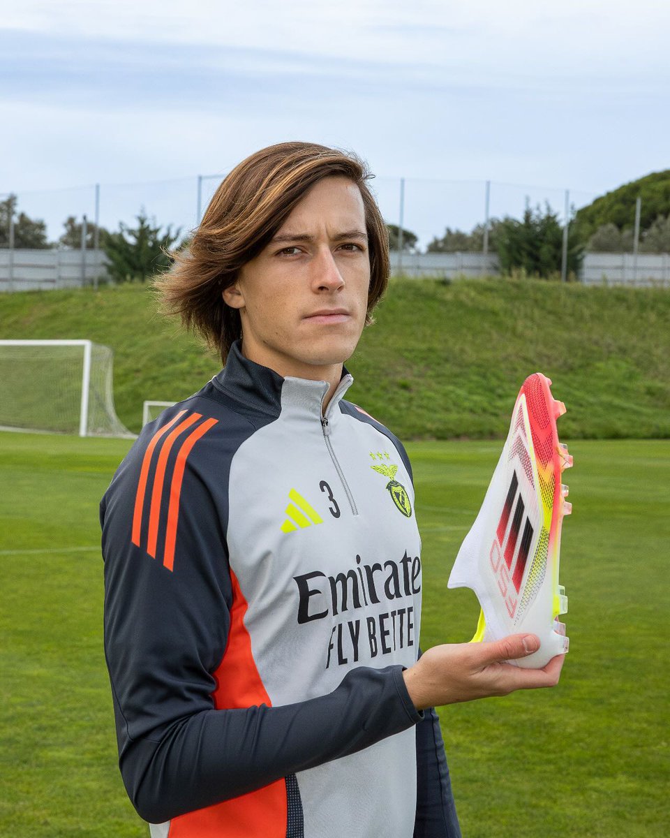 Se ninguém o diz, então, avanço eu. O Carreras, aos 21 anos, é muito melhor lateral do que Grimaldo era, com a mesma idade. Não tem as deficiências defensivas que Grimaldo apurou com os anos e, fisicamente, não há como comparar os dois. E tem uma qualidade absurda.