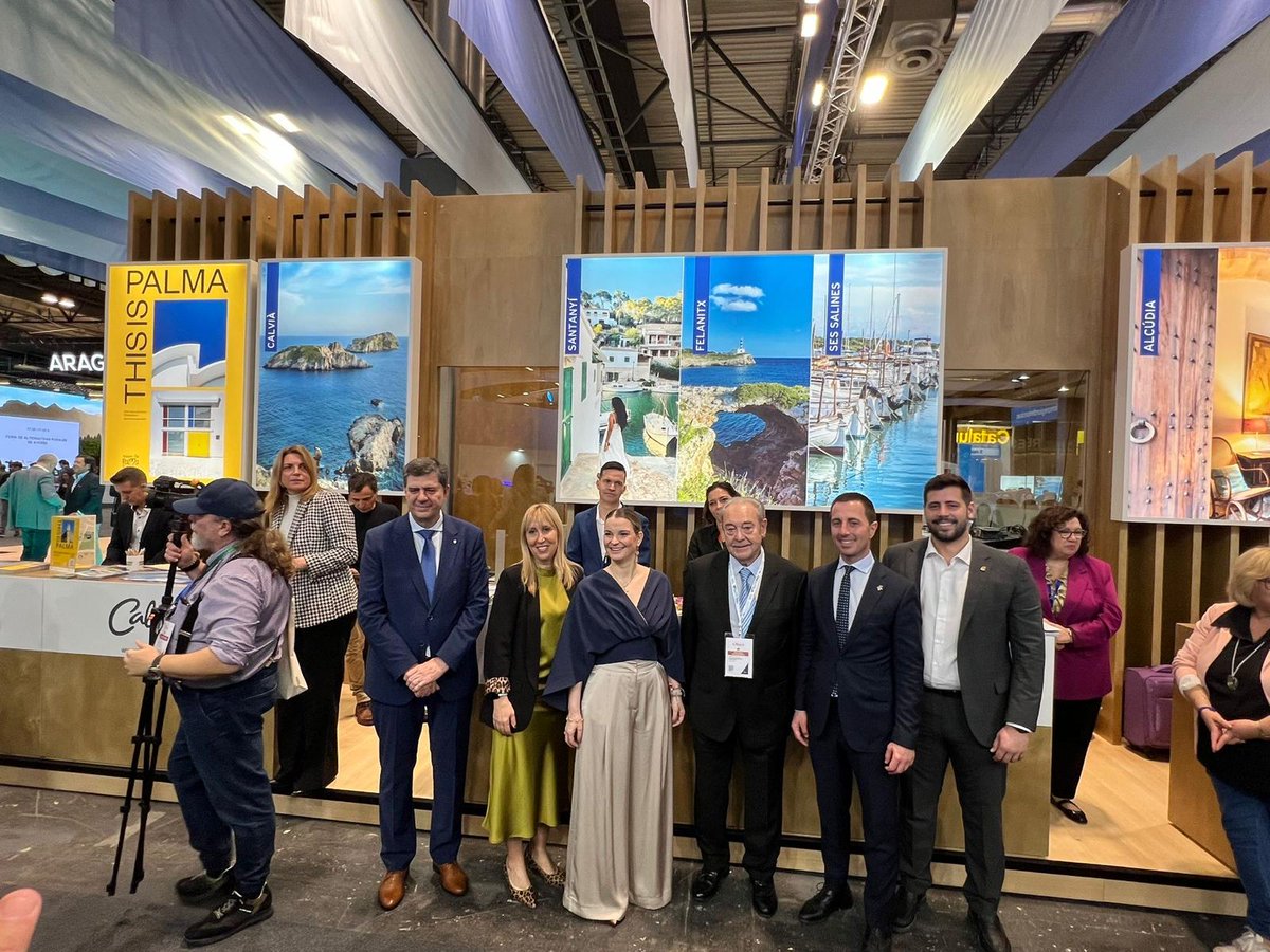 AjFelanitx's tweet photo. ℹ️ Avui i els propers dies, Felanitx és present a la gran fira del turisme #fitur. A l'obertura de la mostra hi ha assistit la batlessa @SolerCatalina i el regidor de Turisme, @ToniPA1.

👉🏻A Madrid han volgut fer valdre els valors envers el patrimoni o l'esport que té Felanitx. https://t.co/rHLfJe3uZ1