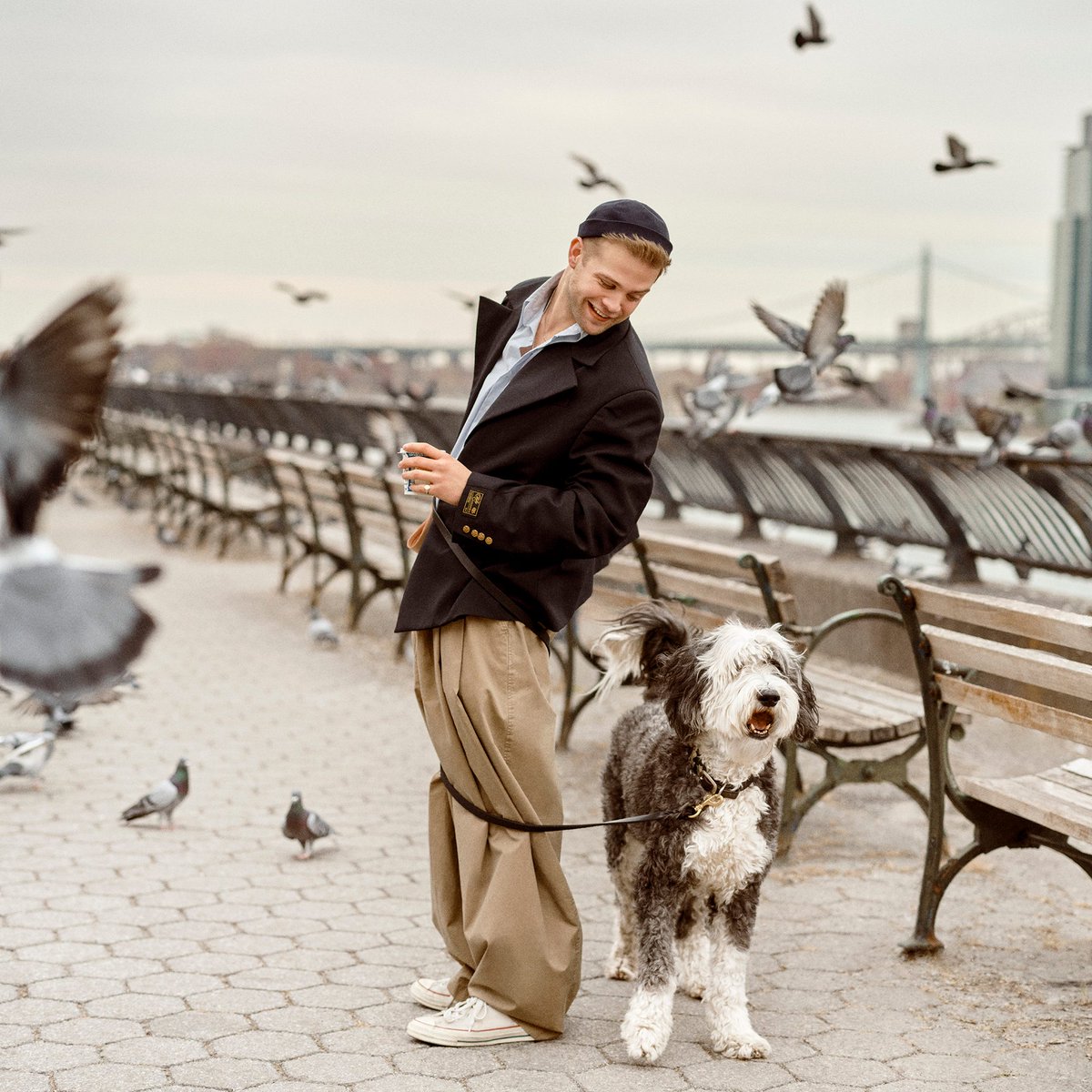 VanityFair's tweet image. Could Leo Woodall become the next generation’s Hugh Grant-esque romantic lead? 

“If I’m his age and have had the career that he’s had,” says Woodall, “I will be a very happy man.”

Read VF's full interview with the ‘White Lotus’ breakout: vanityfair.visitlink.me/Fa9znW