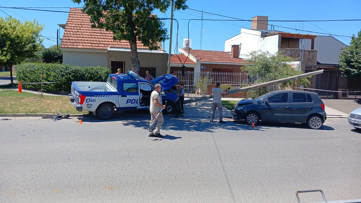 SomosRioCuarto's tweet photo. IMPACTANTE ACCIDENTE EN BANDA NORTE: SE DIO ENTRE 4 VEHÍCULOS

Sucedió hace instantes, antes del mediodía, en la intersección de Jujuy y Ecuador. Inicialmente el choque se produjo entre una camioneta de la policía y un automóvil, como consecuencia de éste primer impacto, https://t.co/TU64mHfWzy