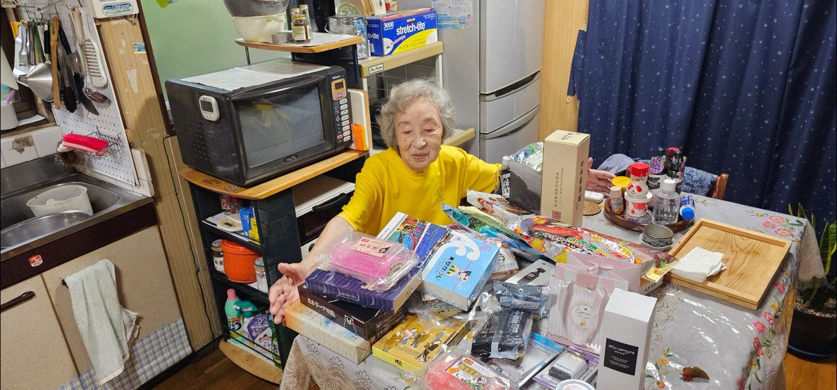 chirochannel_'s tweet photo. 2024.9.12 様々なプレゼントを頂き、喜びつつも、驚きもあり、一体何があったのでしょうか?
#YouTuberチロちゃん
#djipocket
#百
#森伊蔵
#馬肉のひとくち燻製
#あか巻
#プレゼント
#ドッキリ
#ハプニング
#YouTuberChiro-chan
#djipocket
#hundred
#MoriIzo
#Smokedhorsemeat
#Akamaki https://t.co/oCbahtJi4W