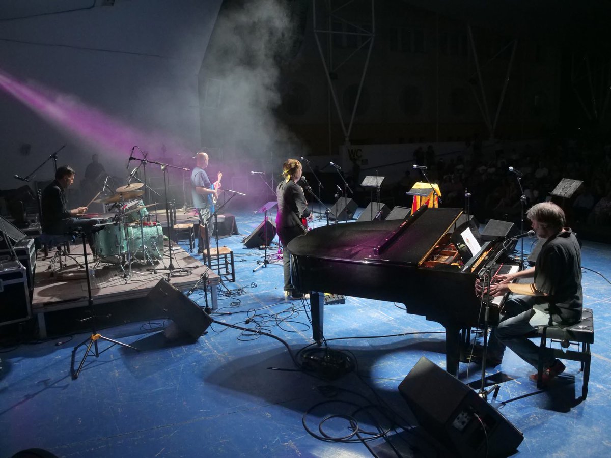 PremisOvidi's tweet photo. ‼️Última hora! Ens acaben d’avisar que demà dijous, a les 23:37 hores, el @canal_33 de @som3cat emetrà el Concert del Centenari de Vicent Andrés Estellés que, com recordareu, se celebrà el passat 7 de setembre de 2024 a l’auditori de Burjassot, amb èxit rotund! No us el perdeu! https://t.co/3aaYYqD2yM