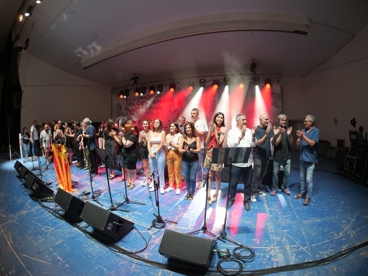 PremisOvidi's tweet photo. ‼️Última hora! Ens acaben d’avisar que demà dijous, a les 23:37 hores, el @canal_33 de @som3cat emetrà el Concert del Centenari de Vicent Andrés Estellés que, com recordareu, se celebrà el passat 7 de setembre de 2024 a l’auditori de Burjassot, amb èxit rotund! No us el perdeu! https://t.co/3aaYYqD2yM