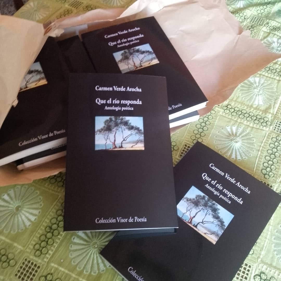 CarmenVerdeAroc's tweet photo. Feliz con esta sorpresa. Ya en mis manos mi libro "Que el río responda. Antología poética", publicado en Madrid por la prestigiosa editorial @VisorLibros. Lo celebro con ustedes y le doy la bienvenida. Gracias @CulturaUrbana
#VisorLibros
#Poesia
#QueElRioResponda
#FCU https://t.co/51anaqzWi2