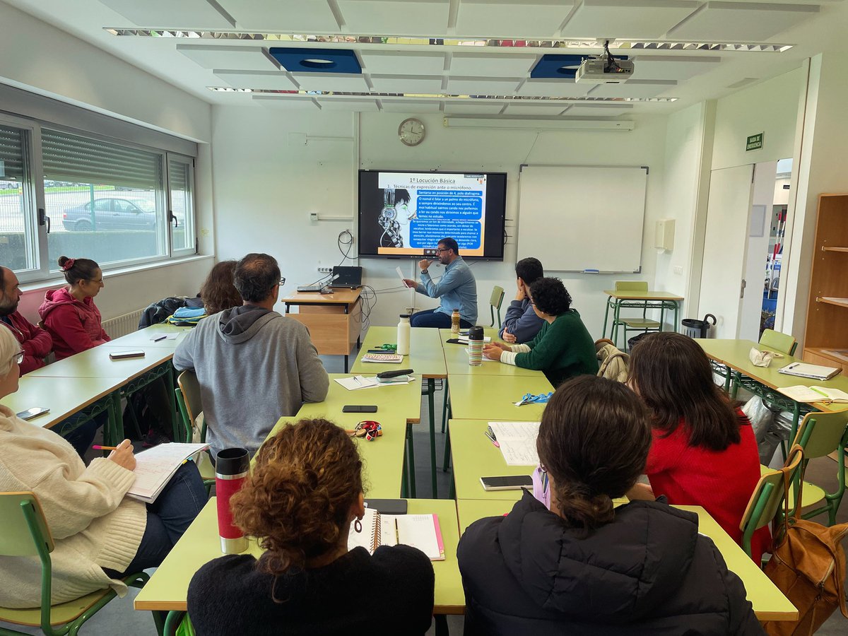 O profesorado da <a href="/eoivilagarcia/">EOI Vilagarcía de Arousa</a> segue a súa formación en centro na liña do PFPP nesta sesión con Pablo García <a href="/pablochichas/">Pablo García - Chichas</a>, en emprego de ferramentas dixitais na radio do centro #RadioMaré.