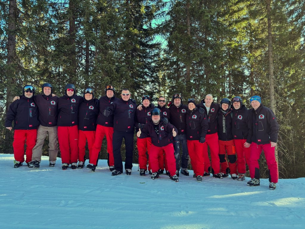 Evertzelf's tweet photo. Lakwa 3 op de ski ! 25st editie ! Flachau https://t.co/4rRJ0zMCK7