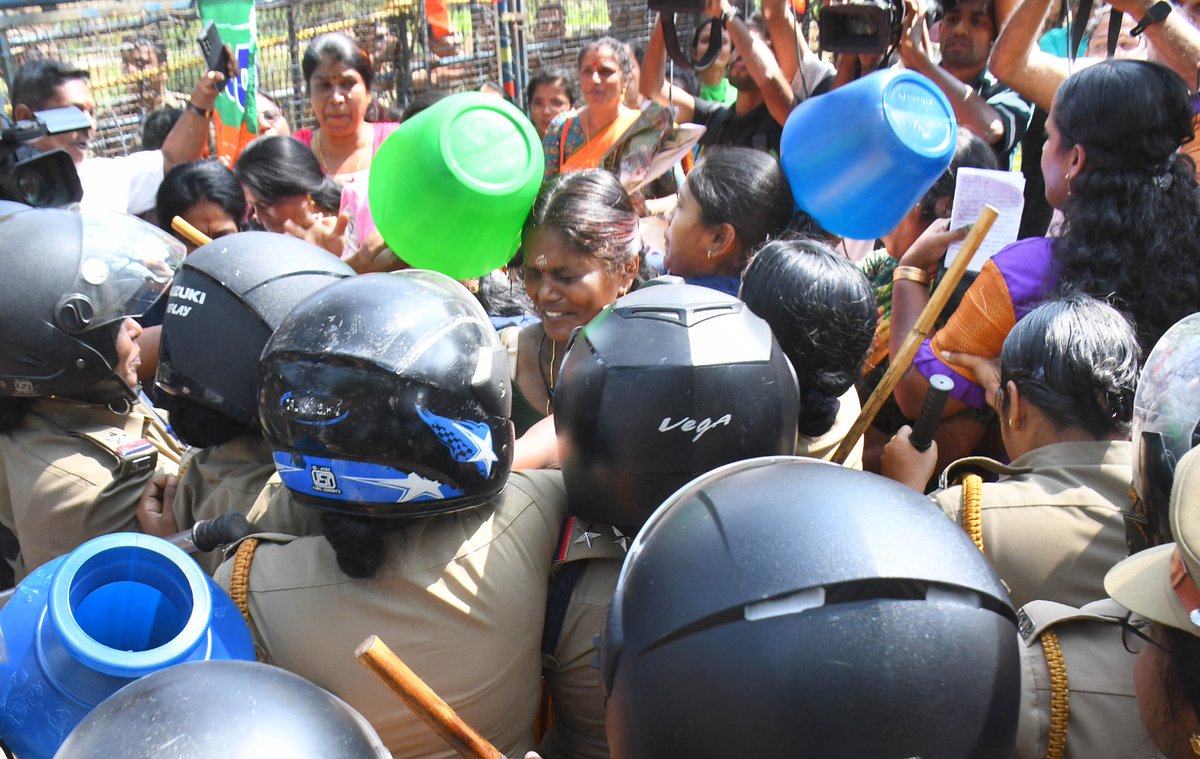 AdvNivedida's tweet photo. Instead of serving people pure drinking water the ruling party of Kerala is interested in serving them liquor. We will not let them give Malampuzha water to liquor company. Inaugurated "Mahila March"with empty pots to Minister Shri M. B. Rajesh's residence organised by #BJMM Palakkad.
@surendranbjp @BJP4Keralam
@BJPMahilaMorcha
