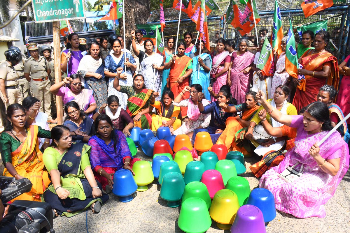 AdvNivedida's tweet photo. Instead of serving people pure drinking water the ruling party of Kerala is interested in serving them liquor. We will not let them give Malampuzha water to liquor company. Inaugurated "Mahila March"with empty pots to Minister Shri M. B. Rajesh's residence organised by #BJMM Palakkad.
@surendranbjp @BJP4Keralam
@BJPMahilaMorcha