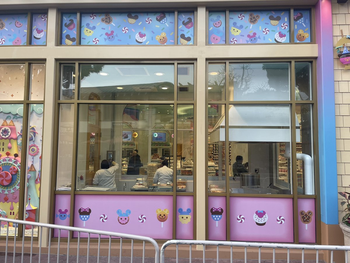 mitchdiscus's tweet photo. Yo @FrshBakedDisney just walked past this is Downtown Disney, looks like the sweet shop is opening today! https://t.co/h33HsRxWUR