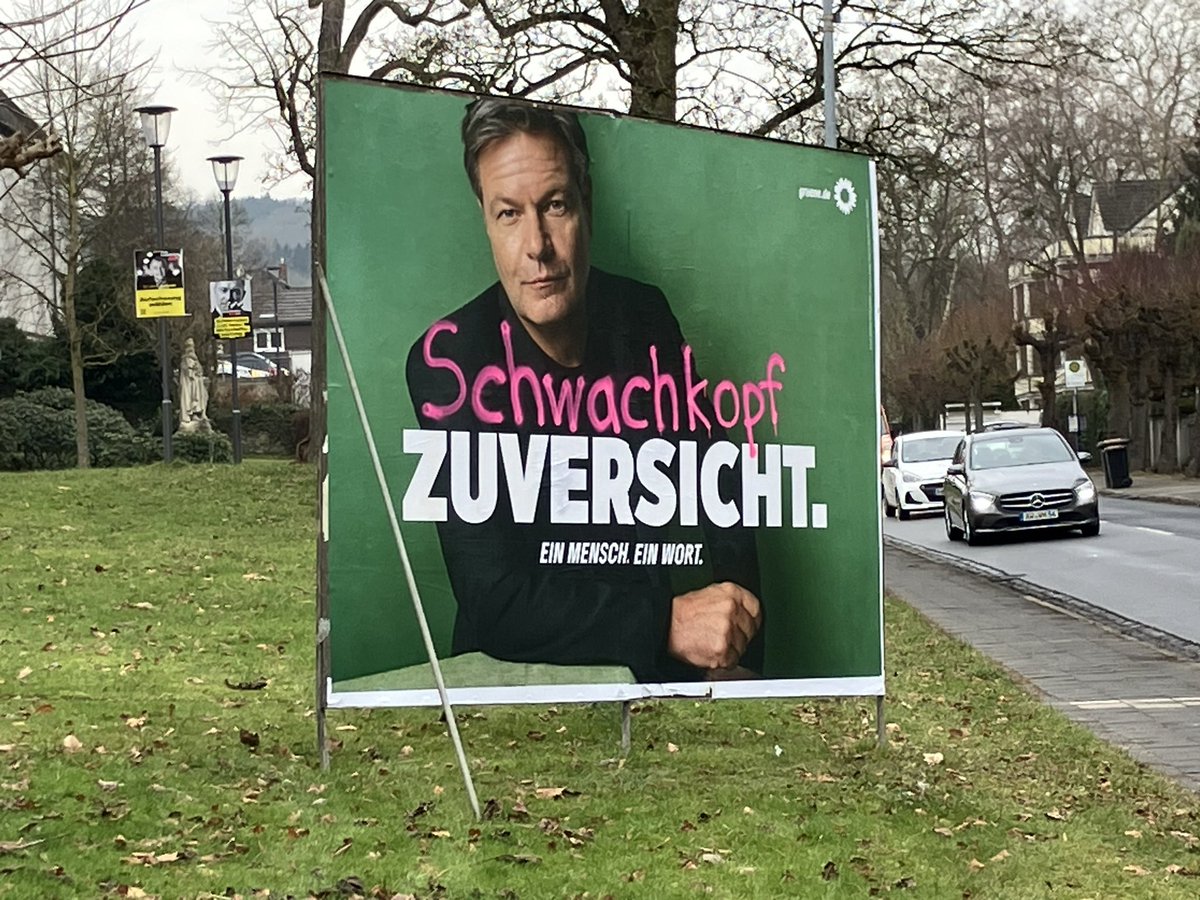 Der #Wahlkampf ist auch bei uns auf dem Land angekommen. Wer das wohl war? 

Mal sehen, wessen Wohnung demnächst gestürmt wird. 

#Habeck