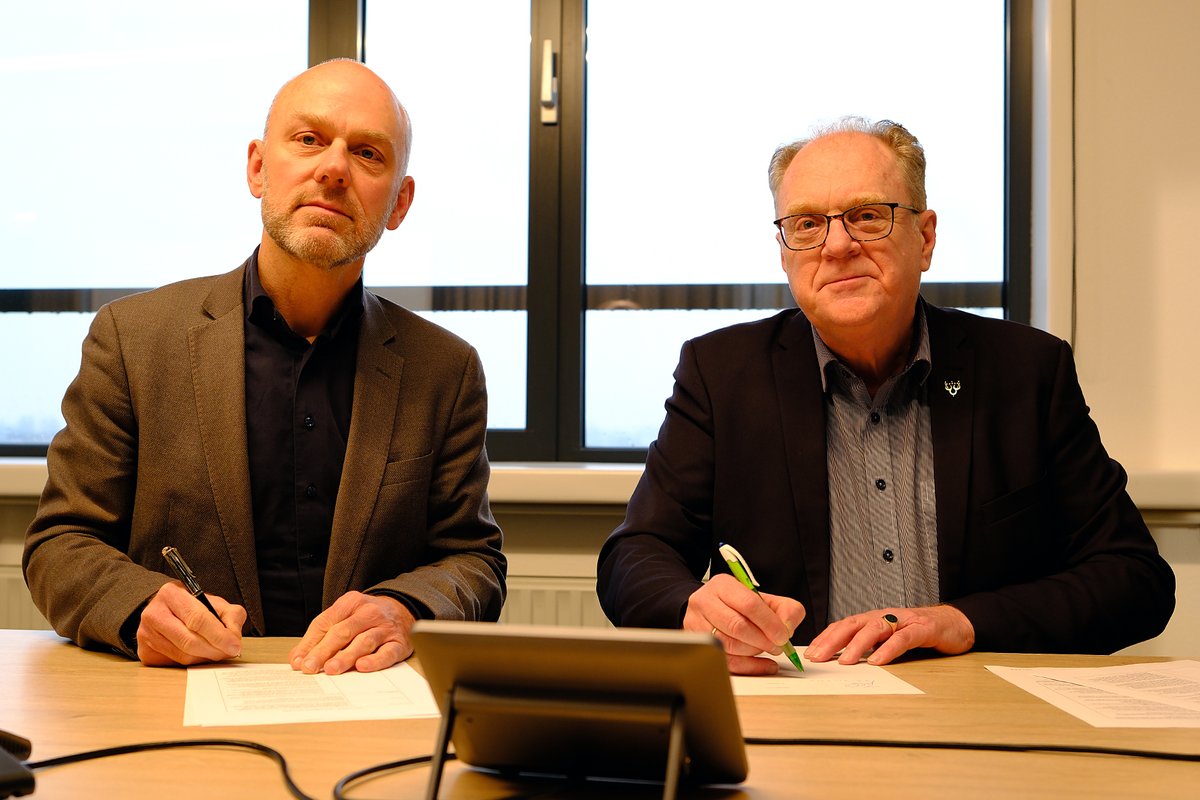 Woningcorporatie De Sleutels en gemeente Voorschoten tekenden vandaag een intentieovereenkomst. De ondertekenaars gaan samen onderzoeken of de woningcorporatie de geplande woonwagens aan de Korte Vliet kan gaan kopen en beheren. Lees meer via 👉 tinyurl.com/svuf9mzc