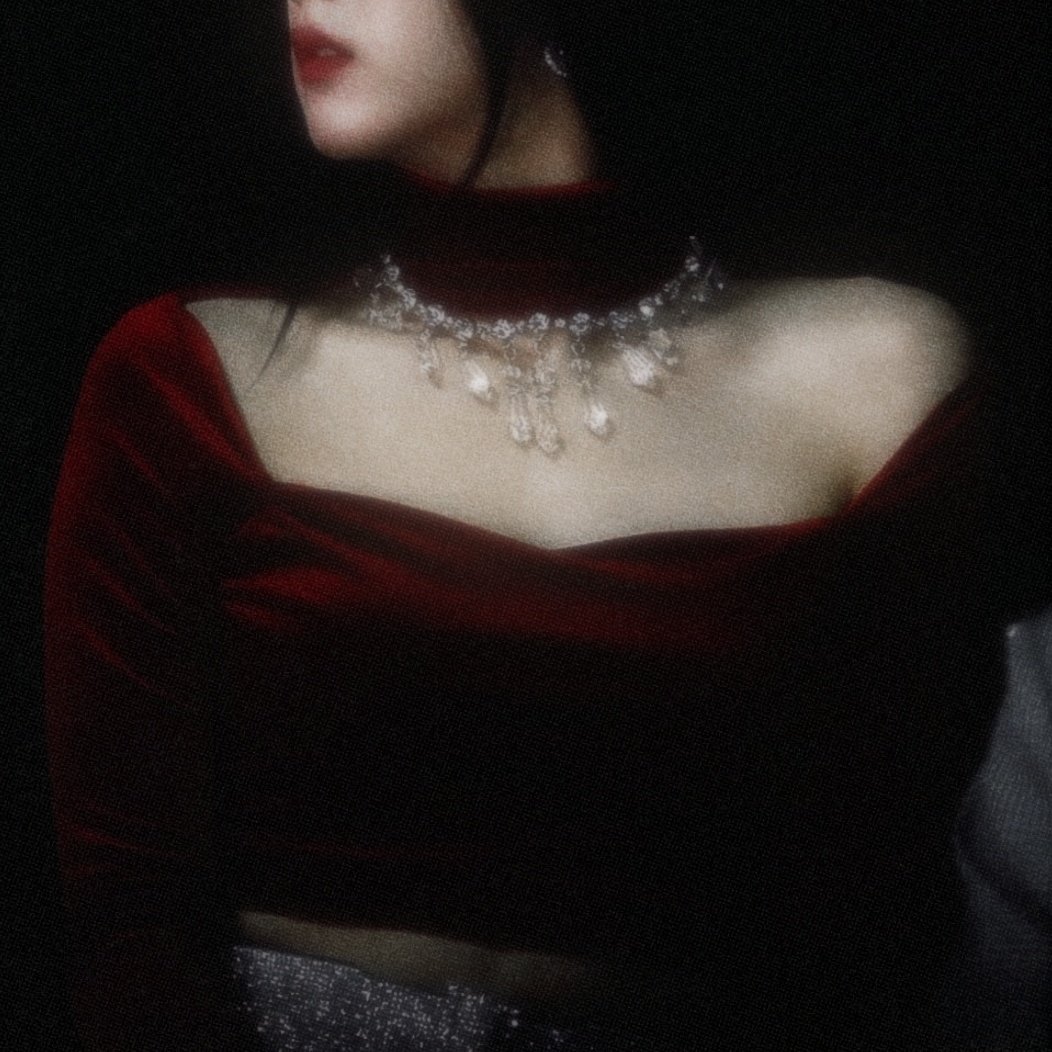 Praying we will get this kinda serve from Jisoo for her award shows 😞😭 red is her colour