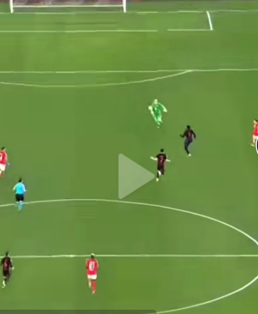 Para todos los q dicen q #Szczesny fallo en la salida creo q se equivocan quizás en la comunicación con #Balde SI, el #Barça requiere para la manera q defiende con defensa adelantada y tan al limite necesita de esto un portero sin miedo a salir!