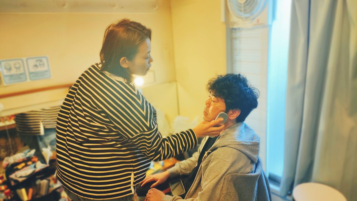 kudou38's tweet photo. ONEOR8『誕生の日』場当たりやってきました！
大好物のあのシーンをもう客席から見れないと思うと寂しいけど、今日もやっぱり最高だった。

写真は美顔器をあててもらう女優シゲさんと、プロい手捌きのもたこさん。
▼ご予約はこちら
https://t.co/pJhcq79d0q https://t.co/ggLWhqSs8y