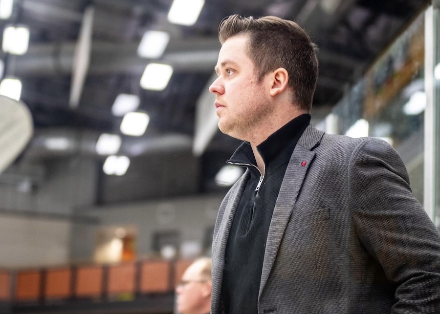 🪧#SJHLNEWS | The Estevan Bruins have announced the team has promoted Drew Kocur to interim head coach and general manager for the remainder of the 2024-25 season.

Details - sjhl.ca/bruins-name-ko…

Release and photo courtesy Marty Martinson/Estevan Bruins