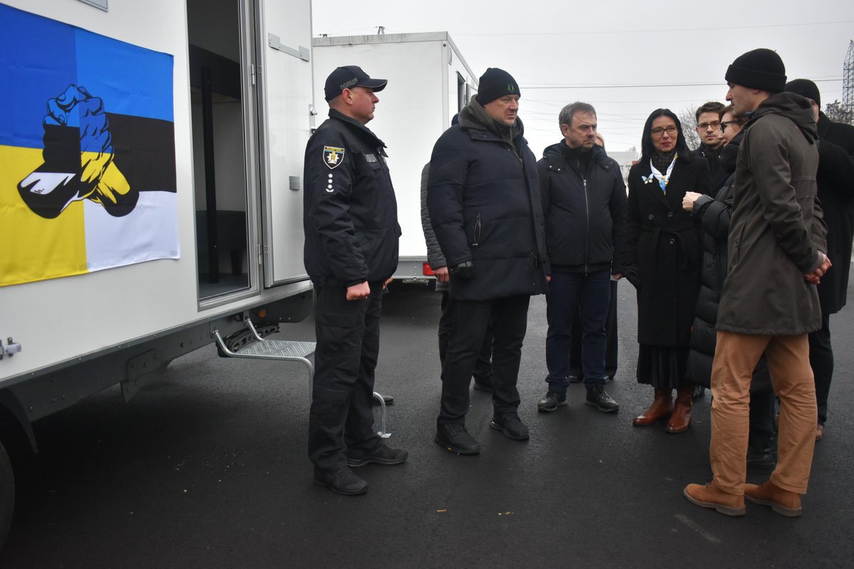ESTDEVestonia's tweet image. 🇺🇦🇪🇪 Excited to announce the deployment of a mobile #demining campus to the Zhytomyr region of #Ukraine!

Today, the campus was officially handed over to the Zhytomyr Police Academy, which is responsible for training 🇺🇦 police and rescue service deminers.

🔹 Estonian Amb…