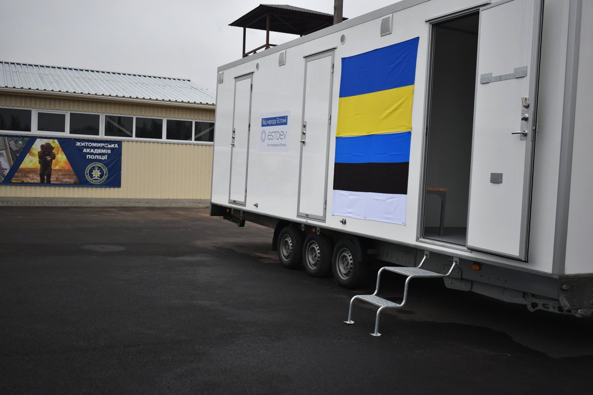 ESTDEVestonia's tweet image. 🇺🇦🇪🇪 Excited to announce the deployment of a mobile #demining campus to the Zhytomyr region of #Ukraine!

Today, the campus was officially handed over to the Zhytomyr Police Academy, which is responsible for training 🇺🇦 police and rescue service deminers.

🔹 Estonian Amb…