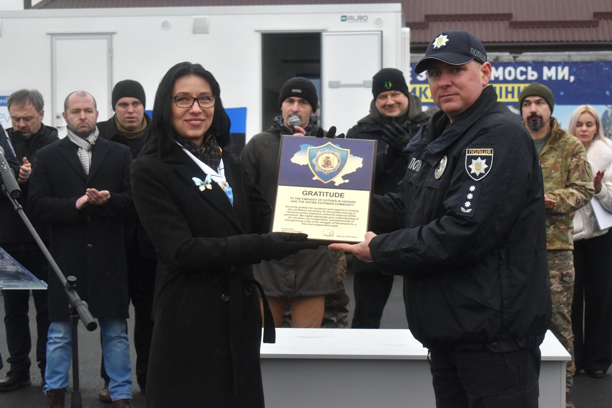 ESTDEVestonia's tweet image. 🇺🇦🇪🇪 Excited to announce the deployment of a mobile #demining campus to the Zhytomyr region of #Ukraine!

Today, the campus was officially handed over to the Zhytomyr Police Academy, which is responsible for training 🇺🇦 police and rescue service deminers.

🔹 Estonian Amb…