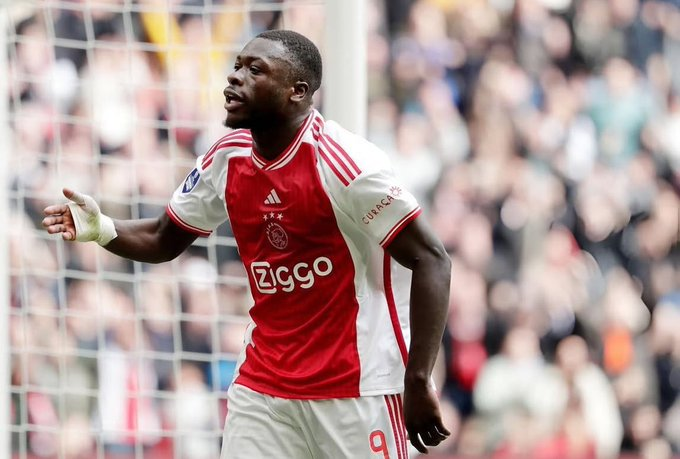 InfOOMtransfert's tweet photo. L'OM veut faire Brobbey 🇳🇱 (22 ans), mais pas à n'importe quel prix... . l'Ajax veut 16 millions hors bonus . Le joueur serait convaincu par le projet. il correspond aux critères de Robeto de Zerbi .
#TeamOM / #MercatOM https://t.co/ZOaLR3Ethi