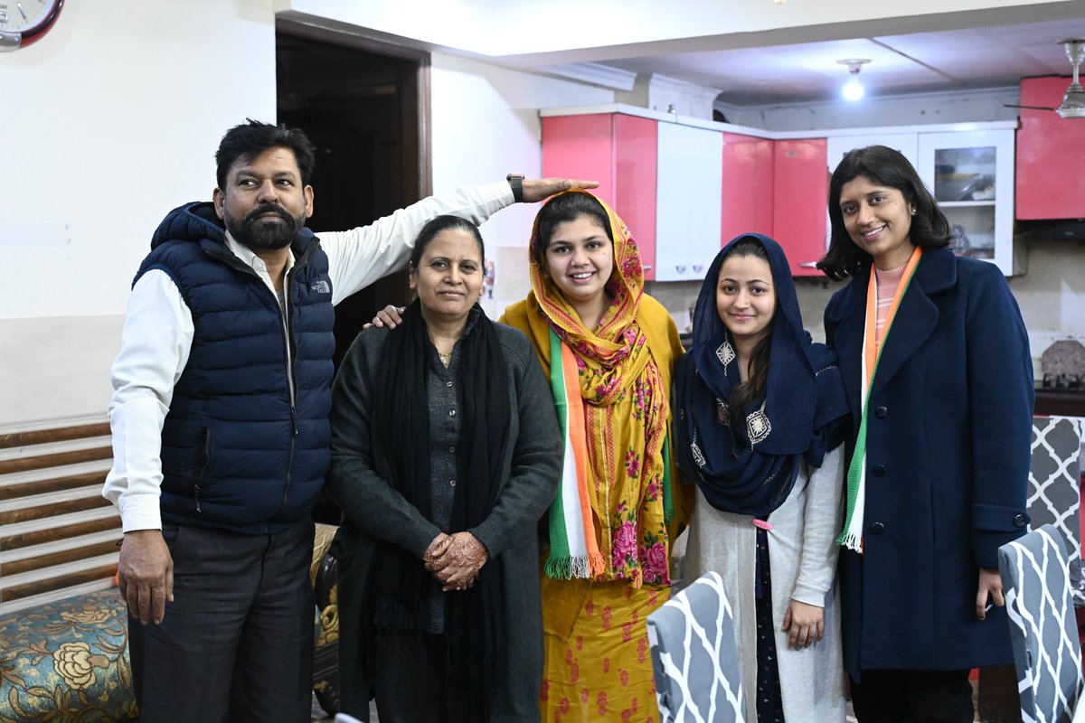 AribaAsifKhan's tweet photo. असलम भाई का तहे दिल से शुक्रिया इस चुनाव में हमें हौसला देने के लिए।
#OkhlaKiBeti #AribaKhan
#SwachhOkhlaMeraSapna #VoteForDevelopment #CongressWithYou #SevaKaNaamAribaKhan https://t.co/He8FRSSLJc