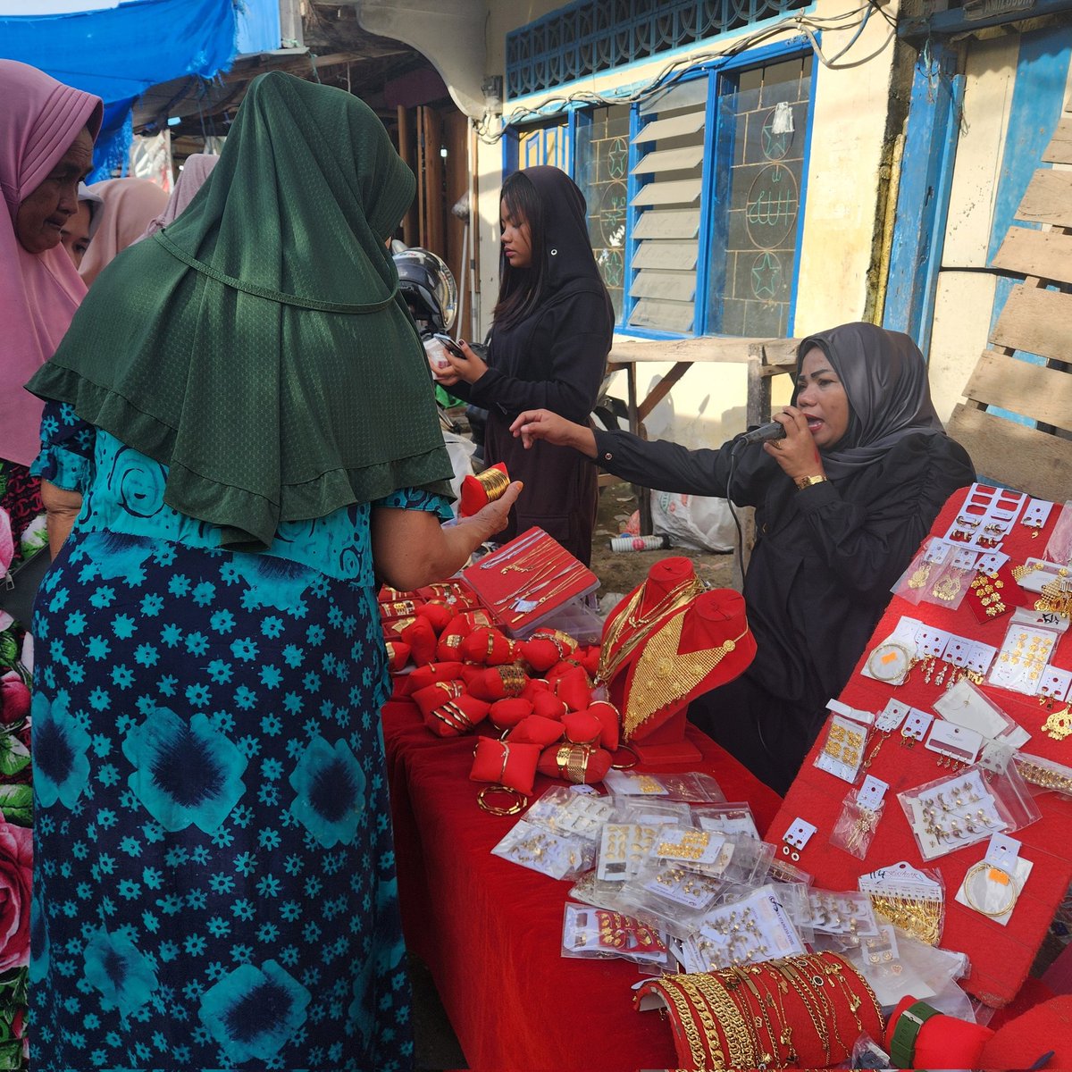 indeonisia's tweet photo. Sejumlah potret yang saya ambil di Pasar Kecamatan Pamboang, Majene, Sulbar. 

Pasar ini hanya buka di hari Senin, Rabu, dan Sabtu. Hari Pasar, masyarakat setempat sebut. 

Saat hari pasar, warga dari kecamatan-kecamatan lain datang. Pedagangnya juga bisa dari luar wilayah itu. https://t.co/wZukllC0hT
