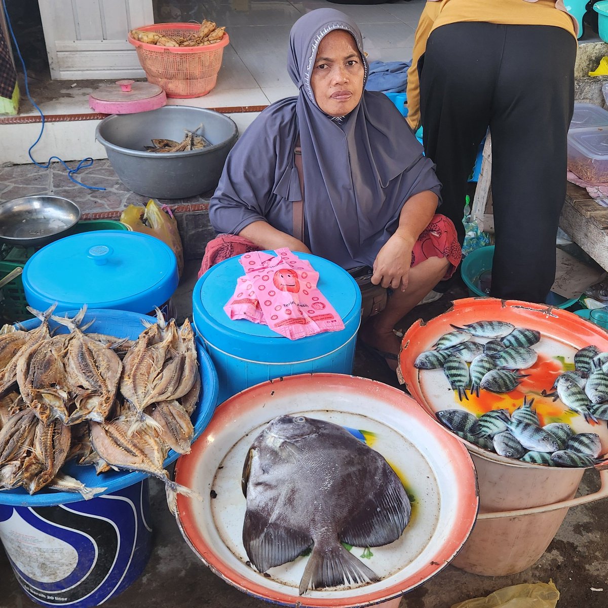 indeonisia's tweet photo. Karena ini di daerah pesisir, tentu ikan yang paling banyak dijual di pasar ini. 
Ikannya segar dan murah. Kapan lagi dapat ikan tongkol sekilo 12 ribu. Sayang, mau beli juga g tau masak di mana waktu itu. 😌 https://t.co/qWIpggCtxo