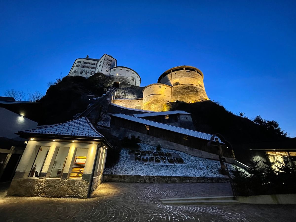 «Conosci la perla, la perla del Tirolo? La città di Kufstein, abbracciata da montagne, idilliaca ed armoniosa, bagnata dal fiume Inn…»

Marina Moioli ci racconta questo territorio austriaco per Amiche si parte!?

amichesiparte.com/cosa-vedere-a-…

#tirolo #amiche #austria #amichesiparte