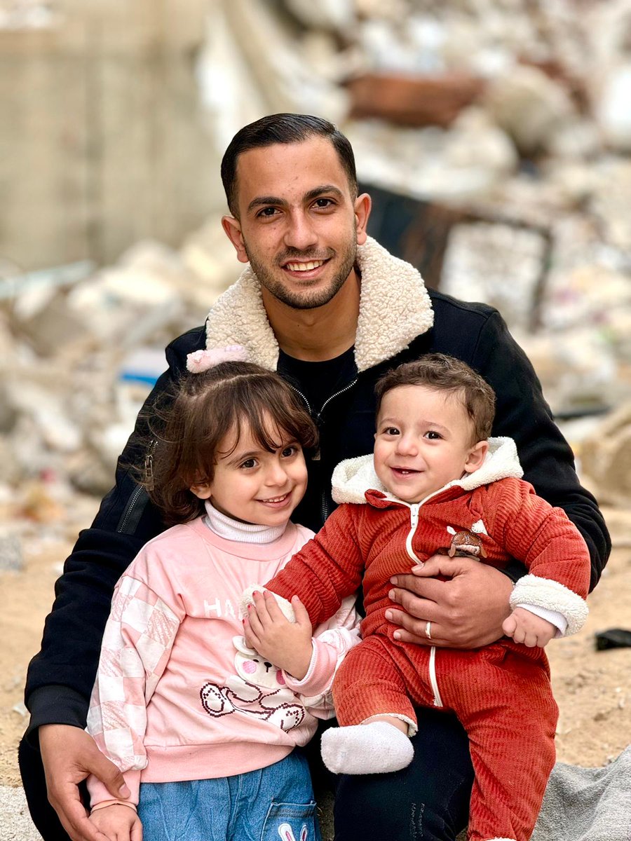 وأخيرًا، التقيت بزوجتي وأبنائي، شام وصلاح، بعد 15 شهرًا من الحرب والنزوح والدمار.
أسأل الله أن يجمع شمل أهلنا النازحين بأحبابهم، ويجبر خاطرهم، ويردّ عنا وعنكم كل سوء.