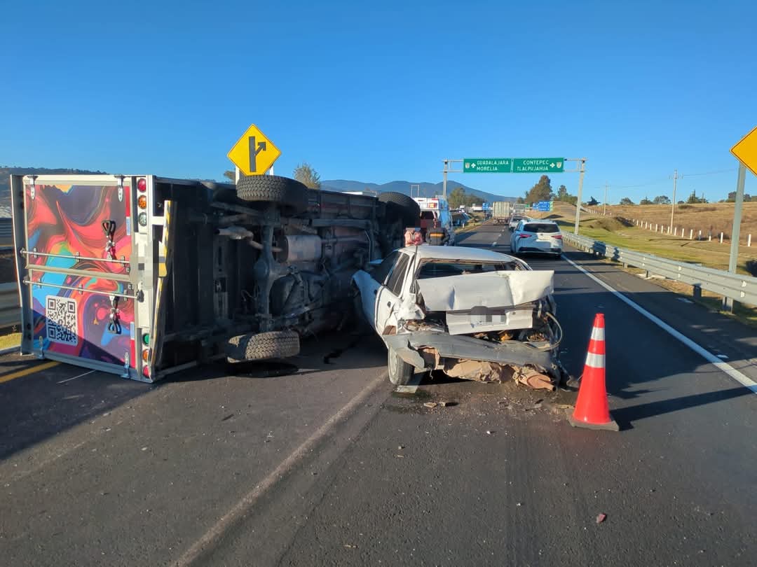 ⚠️ Reportan accidente sobre la Autopista #Maravatío - #Atlacomulco a la altura del kilómetro 132 antes de la caseta de Contepec en dirección a Maravatío.