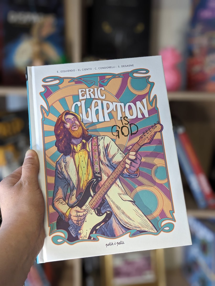 PETITAPETIT__'s tweet photo. 📣 Pour ce MERCREDI EN LIBRAIRIE :
Eric Clapton Is God 🎸
Grâce à ce Docu-BD, apprenez-en plus sur celui qu’on nomme aujourd’hui le « dieu » de la guitare. 👍
✅ Rendez vous en librairie ou sur https://t.co/K55wW8swuG
#ericclapton #ericclaptonisgod #claptonisgod #clapton https://t.co/FtJUqHj3A8