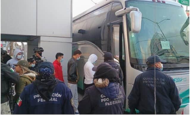 rgestionmexico's tweet photo. 🇺🇸🚌 Deportados llegan a Matamoros tras nuevas políticas de Trump. 

Guardia Nacional custodia el cruce, mientras México habilita centros de ayuda. 🌎❌ 

¿Qué opinas de esta situación?

Conoce más detalles en https://t.co/sxSwDycmVJ

#Migración #Trump #Frontera #México https://t.co/kz5aD5LrUY