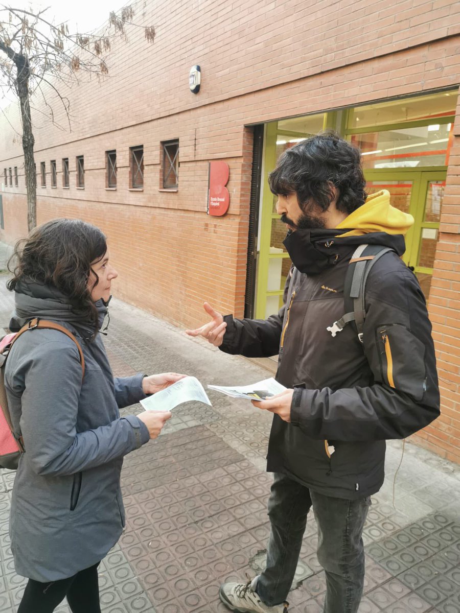 Avui amb @dignitatpel03 informant a personal educatiu i famílies de la necessitat de millorar les condicions laborals i l'atenció a la petita infància a les EBM <a href="/BCNEducadora/">BCN Educadora</a>.

Baixada de ràtios, més recursos per la inclusiva, internalització dels serveis i menys sobrecàrrega!