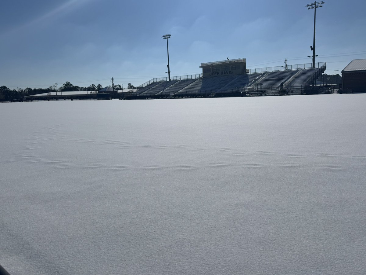 CoachLHelton's tweet image. ❄️ in the Pinelands! After all the turmoil from #Helene this is a Peaceful change. Thank you lord for your blessings! @JDfbRecruits what a cool thing to see deep in South Georgia! #GoJackets
