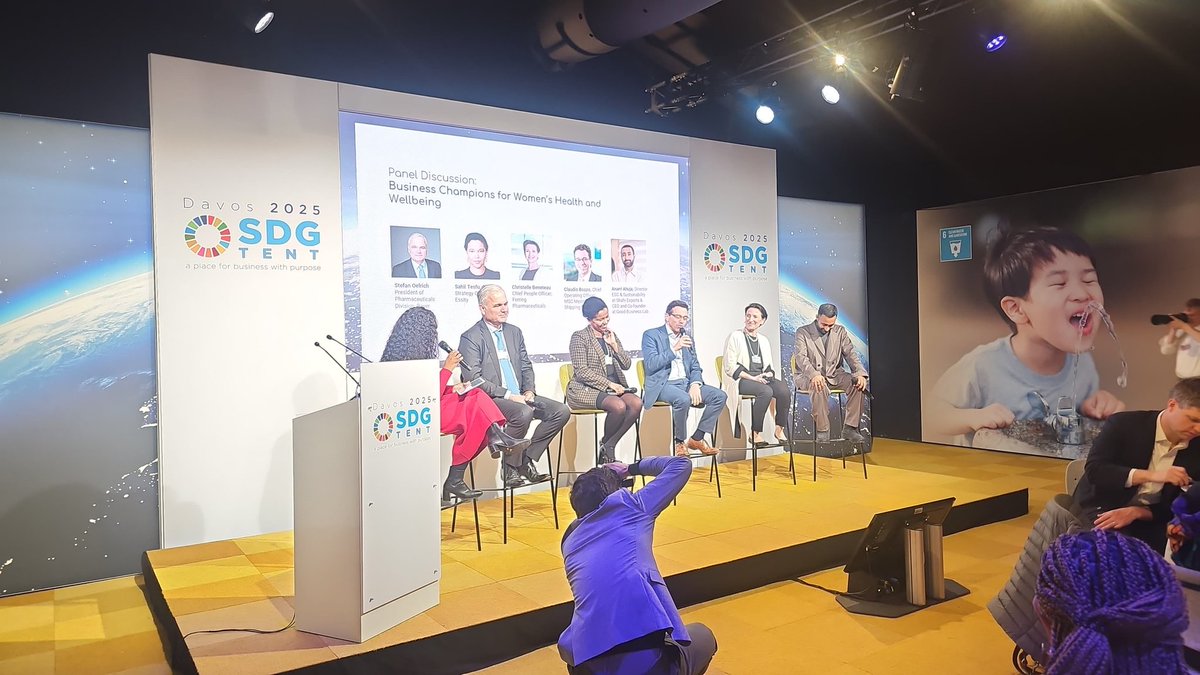 Wherever you go, there is always a #RedFLOR member changing the world🌐
I had the great pleasure of reconnecting with <a href="/KarinaMriera/">Karina Riera</a> , co-founder of <a href="/AlurraldeJasper/">alurraldejasper</a>,  at a blockchain event organized by <a href="/TheHispanicStar/">The Hispanic Star</a> . Karina is an outstanding leader who constantly inspires me