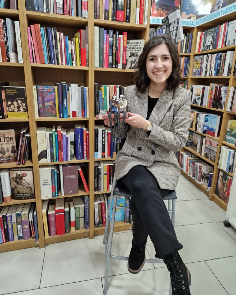 Atrapavientos's tweet image. 🤩 Qué contenta posa Inés Amador en @lcentralz con su premio #MatildasyBastianes a la mejor dedicatoria de #LibrosQueImportan Zaragoza. Ya tiene en su poder la preciosa estatuilla diseñada por @Alikintoys y los libros canjeados por el cheque regalo. ¡Disfrútalos mucho!