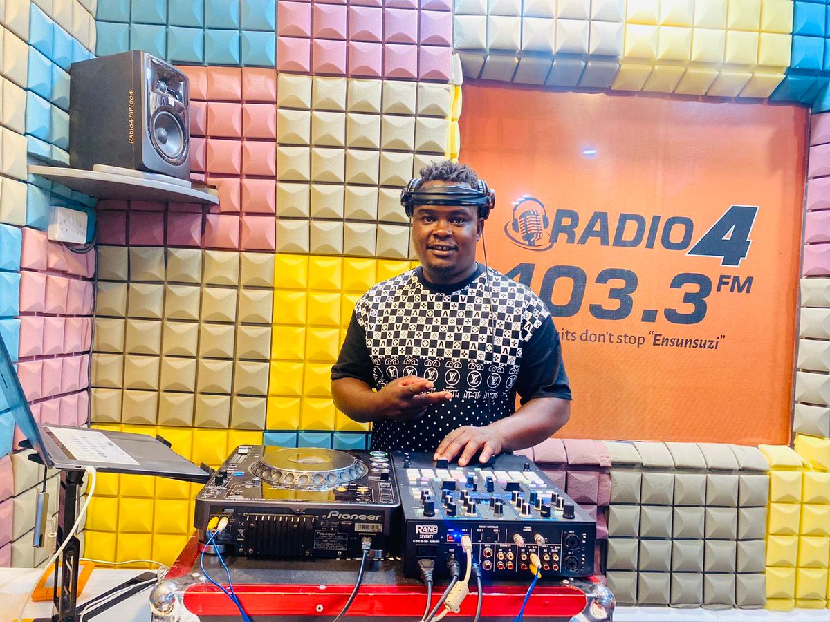 NangonziChrisTi's tweet photo. How about some great music as you head home❤️❤️❤️❤️
#DjSixteen is here @Radio4UG 
#Radio4MixAt6 https://t.co/S4BqFgVoHH
