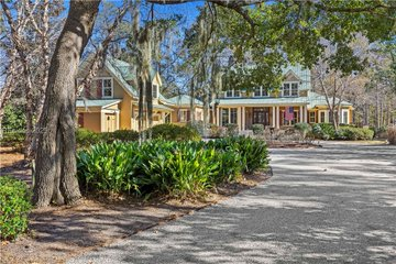 GolfRealtyLINKS's tweet photo. Fabulous CAROLINA Golf Home Listing!
Okatie, SC/ Oldfield Golf Club
4 BR / 4+ BA / 4295 sq ft / $1,8750,000
Links Living Link >https://t.co/ZpxcVaX2jb  
#golfhomes - #golfcoursehomes https://t.co/7kPVfgsE0d
