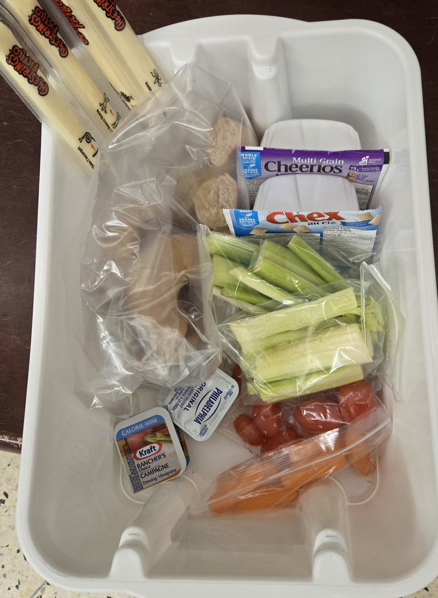 ladwecdsb's tweet image. Our daily snack bins continue to provide healthy snacks.  While the contents vary, healthy choices are always provided.  Today's options are: whole wheat bagels, dry cereal, celery, carrots, grape tomatoes, cheese sticks, and they can dip in cream cheese or ranch dressing! #OSNP