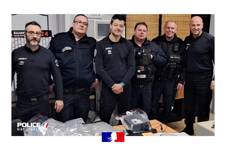 PoliceNat59's tweet image. #AntiStups | Les policiers de #Denain ont mené une opération contre le trafic de stupéfiants. Le chien a marqué devant un logement : les policiers y découvrent 1,3 kg de cannabis, 10 téléphones, 1 balance, 153 vaporisateurs smoking kleaner. 
✅Habitant placé en garde à vue