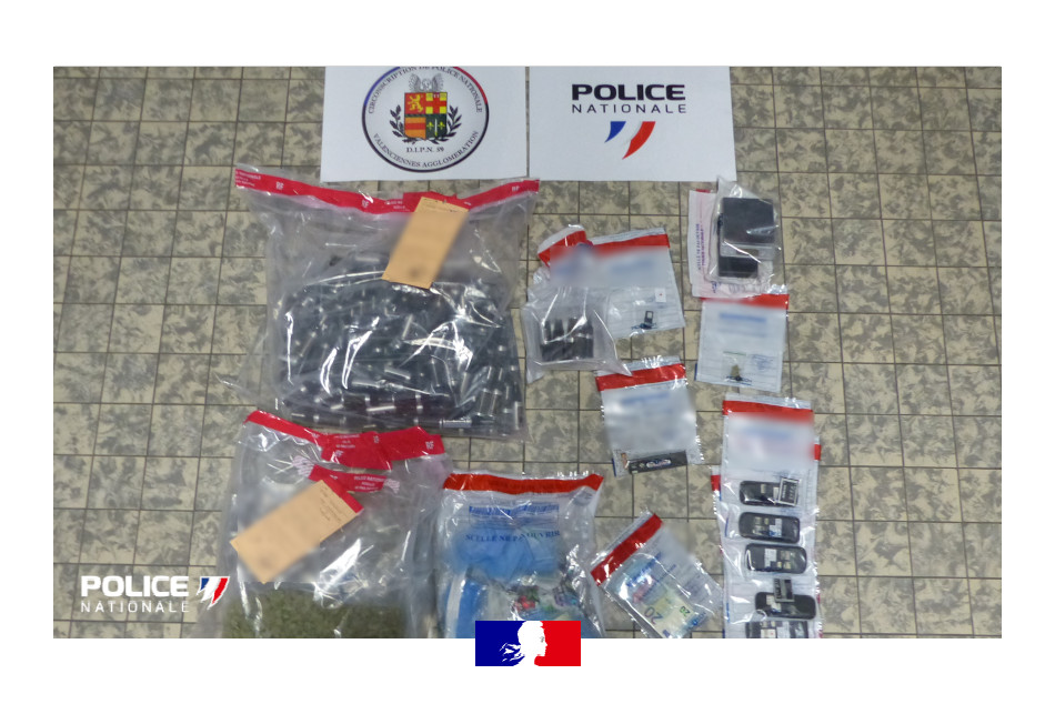 PoliceNat59's tweet image. #AntiStups | Les policiers de #Denain ont mené une opération contre le trafic de stupéfiants. Le chien a marqué devant un logement : les policiers y découvrent 1,3 kg de cannabis, 10 téléphones, 1 balance, 153 vaporisateurs smoking kleaner. 
✅Habitant placé en garde à vue