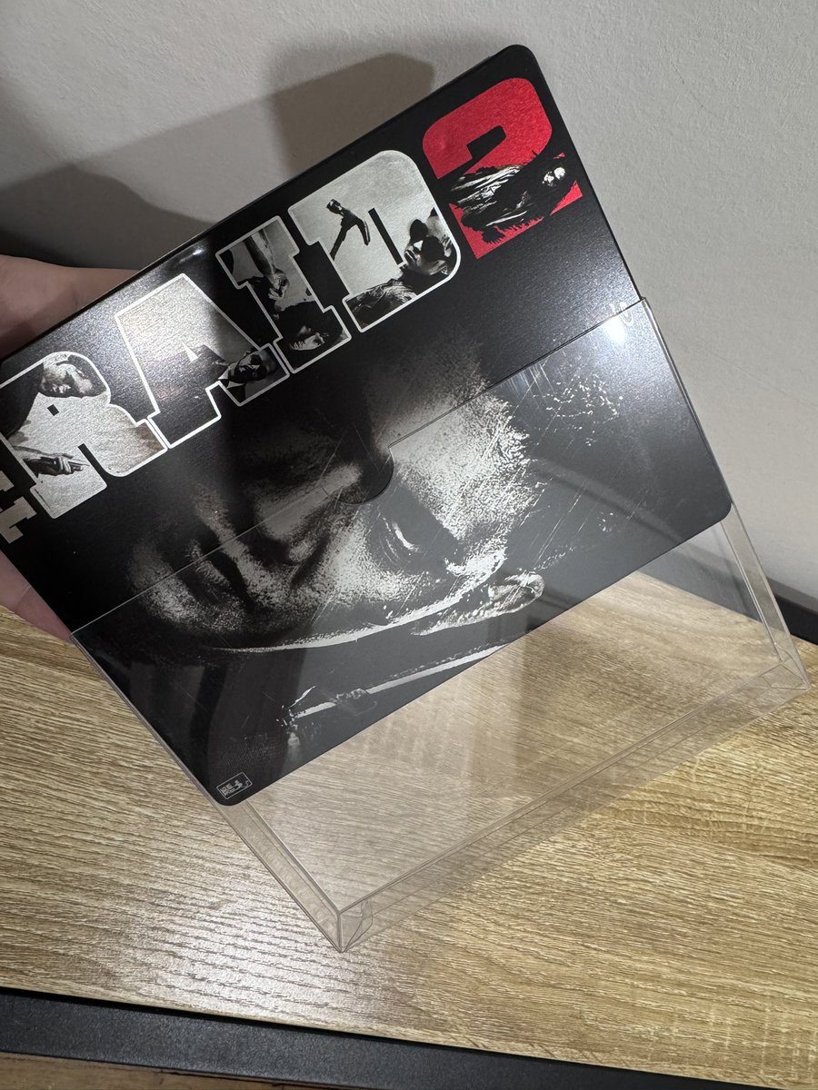 Heaadon's tweet photo. @Benku1000 @Hynesse1 Prend des protection rigide alors.
Elle ne bloque pas le visuel de la tranche une fois rangé ça se voit à peine. 
Vraiment utile pour le coup, pas souffle comme les pochettes plastiques et visuellement très esthétique. https://t.co/3DJqUUiVsF