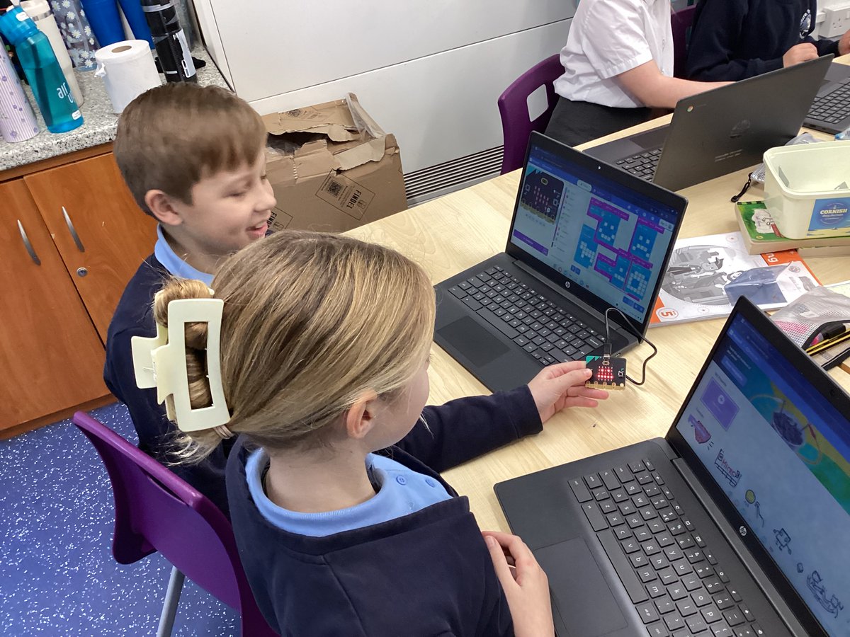 raeburnprimary's tweet image. We have been programming our micro:bits today to create wildlife animations on the LED display.  
#RaeburnYear5    #RaeburnComputing