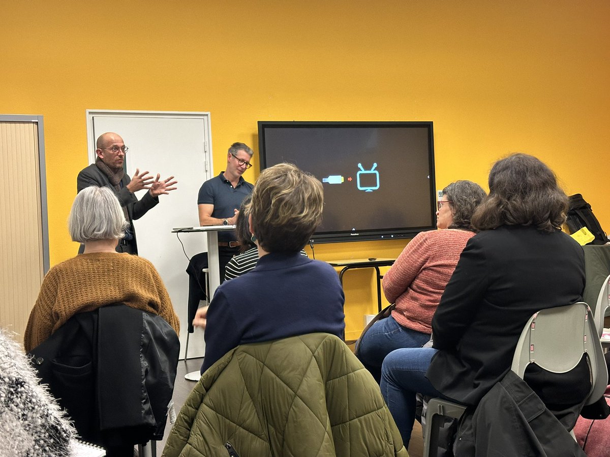 ✨ Clap de fin pour cette conférence riche en échanges et en apprentissages !
Un immense merci aux participants, ainsi qu’à Vincent Paré pour son intervention dynamique.
Intervention de <a href="/Julien_farion/">Julien FARION</a>, directeur territorial, pour clôturer cette conférence.