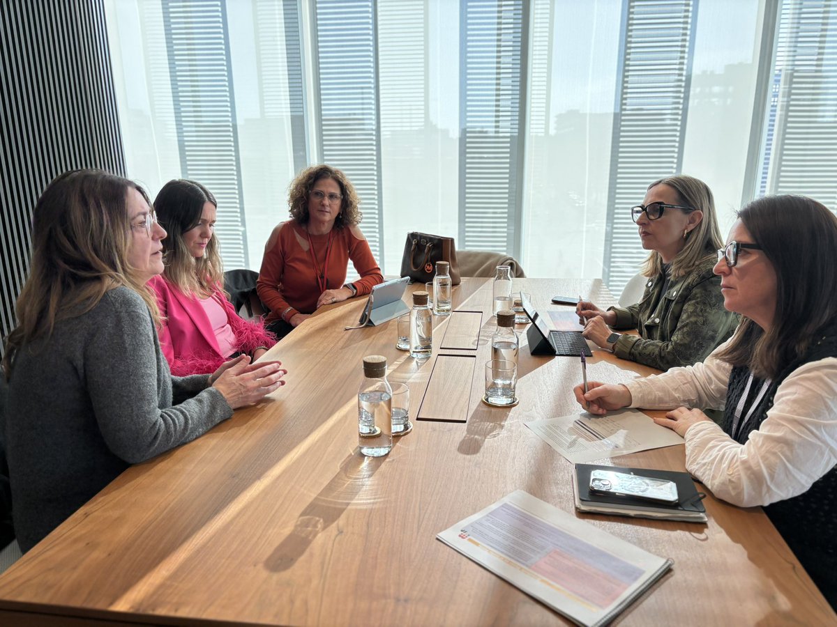 Eva Menor (@evamenorc) on Twitter photo Avui he rebut representants de <a href="/MujeresSP/">Mujeres en el Sector Público</a>, una organització que busca donar visibilitat al talent i a la feina de les treballadores públiques, promoure la igualtat en l’accés i en l’exercici de llocs de responsabilitat a les dones, i proposar mesures de conciliació.
👇Les Avui he rebut representants de <a href="/MujeresSP/">Mujeres en el Sector Público</a>, una organització que busca donar visibilitat al talent i a la feina de les treballadores públiques, promoure la igualtat en l’accés i en l’exercici de llocs de responsabilitat a les dones, i proposar mesures de conciliació.
👇Les