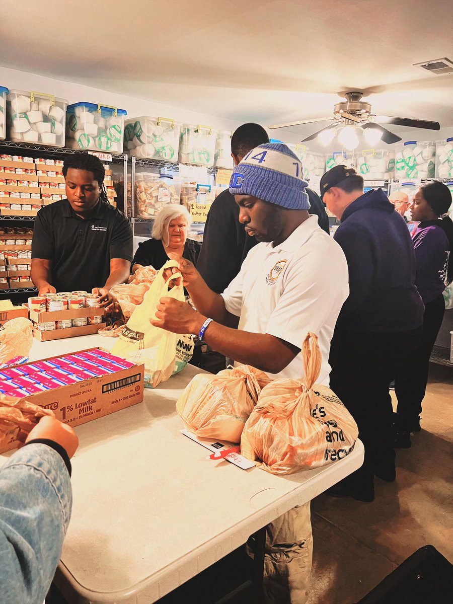 MGAstateU's tweet photo. Knights packed 600+ bags for hungry local school children with #BackpackBuddies 🎒 In honor of #MLKDay, #MGA is proud to give back to our community and continue his mission of making a difference. #KnightsServe 💜🖤🤍 https://t.co/mddaNe0e7m