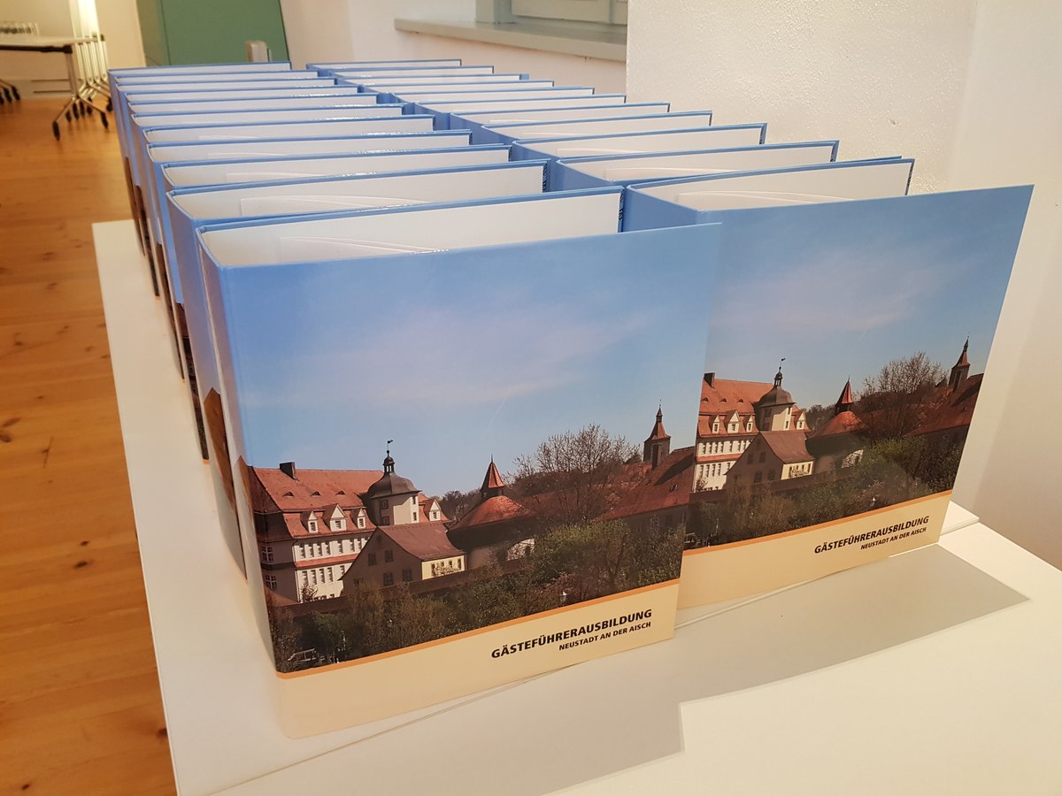 Gestern hat unsere Gästeführer-Ausbildung begonnen, bei der wir zahlreiche Teilnehmer begrüßen konnten. 💪 Jetzt werden die Ordner nach und nach mit Infos über Neustadts Stadtgeschichte und die Museen gefüllt! 🤓 #Museum #Museumsführung #Stadtführung #Führungen #Gästeführer
