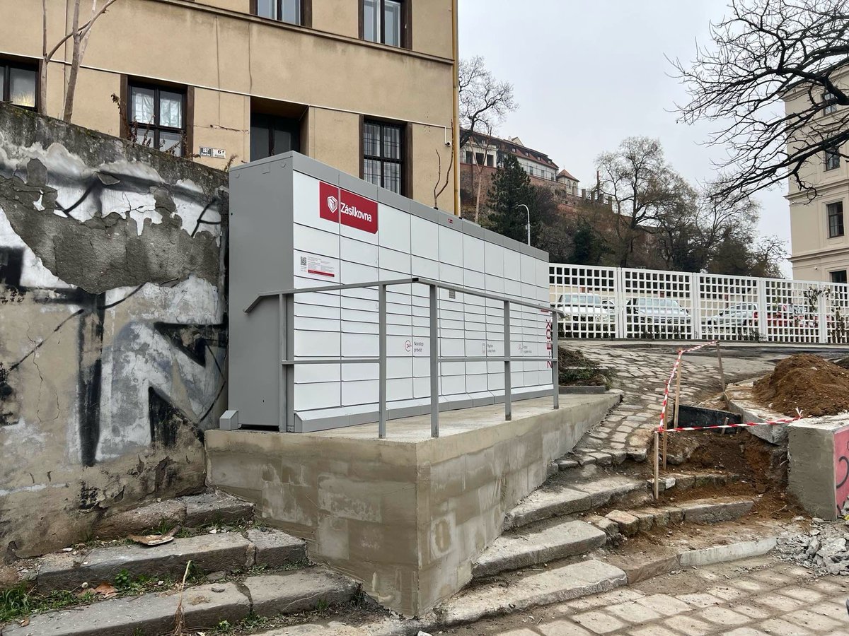 Všem, kteří myslí, že box vylepšil místo: není to "work in progress" a je to jasně vidět.
❌ Mít nový sokl na starých schodech je nesmysl. Je to jak pobořit dům a vylít do toho základy nového. 
❌ Staré schodiště vlevo trčí do nikam, těžko ho odstraníte bez poškození soklu. 🧵 👇