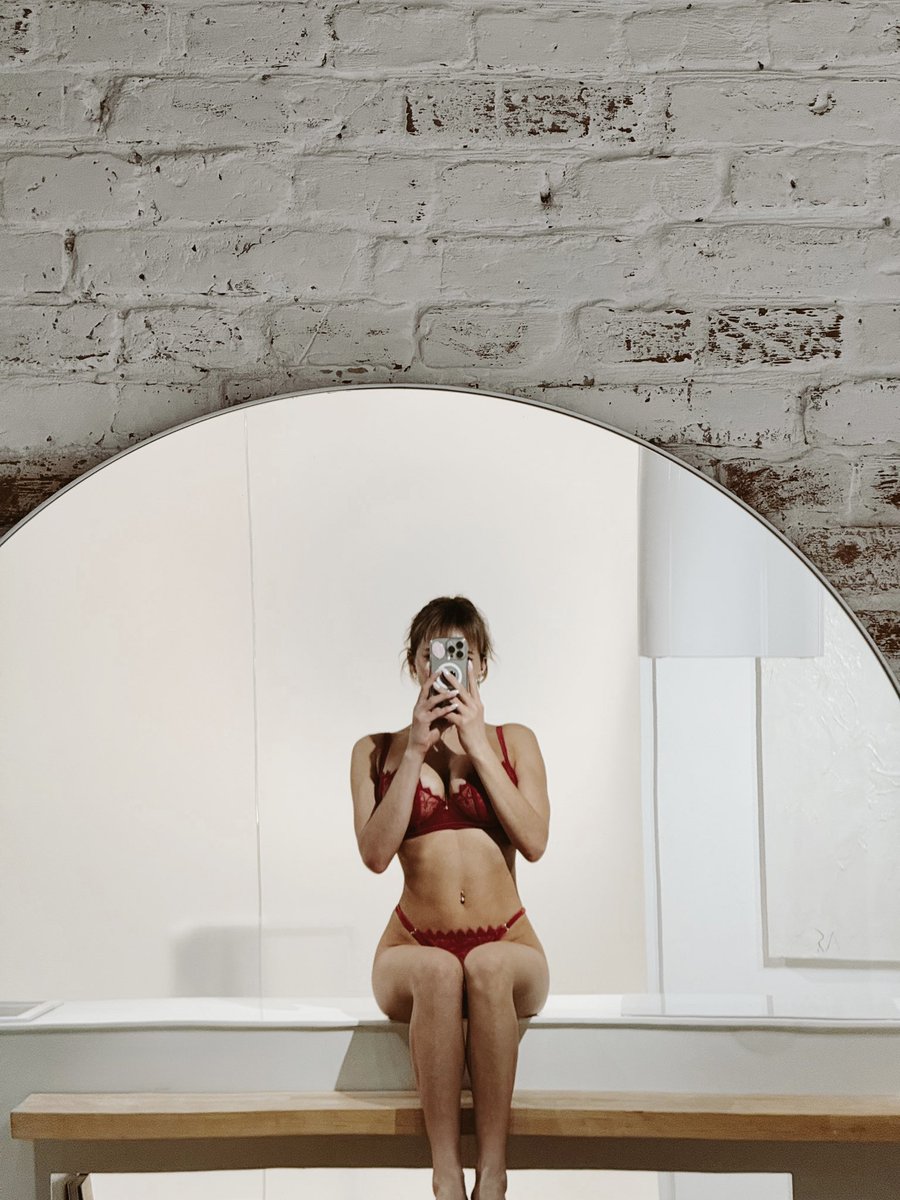 Vikki 💋 tweet media