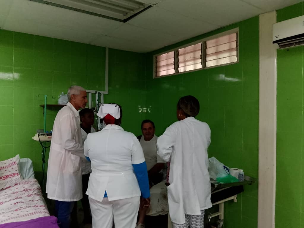 Pase de visita a pacientes hospitalizados en el CDI Zona F.
#CubaPorLaVida